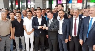 CHP Genel Başkanı Özgür Özel, Bursa'da Osmangazi Meydanı'nı gezdi
