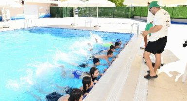 Çiğlili çocuklar yüzme eğitimi alıyor