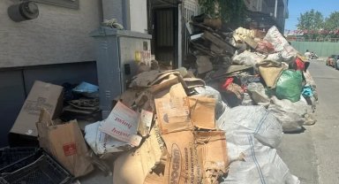 Dairesi çöplerle dolunca yenilerini biriktirmek için dükkan tutmuş