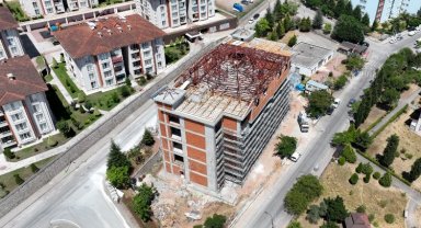 Derince Cemevinde çatı imalatı sürüyor