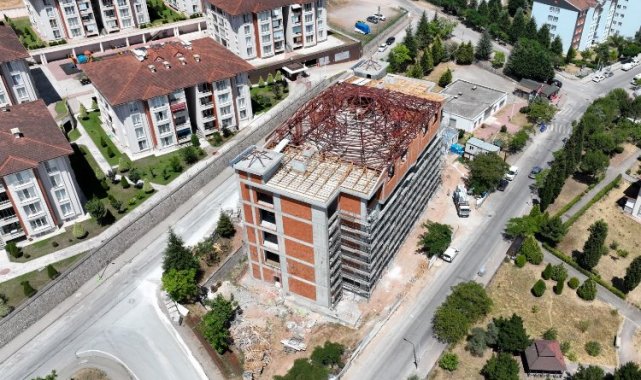 Derince Cemevinde çatı imalatı sürüyor