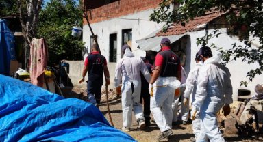 Düzce'de çöp evden 42 kamyon çöp çıktı