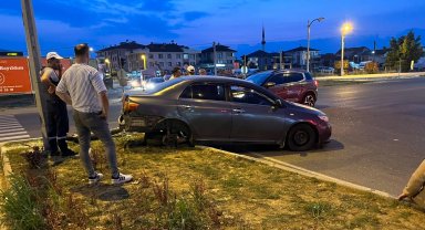 Düzce'de iki otomobil çarpıştı... Araçlar kullanılamaz hale geldi