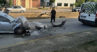 Düzce'de park halindeki servis aracına çarptı!