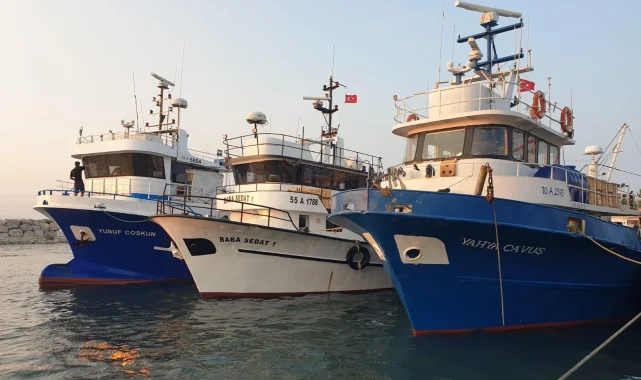 Ege'de avlanan balıkçı gemilerinin denetimleri İzmir'de yapıldı