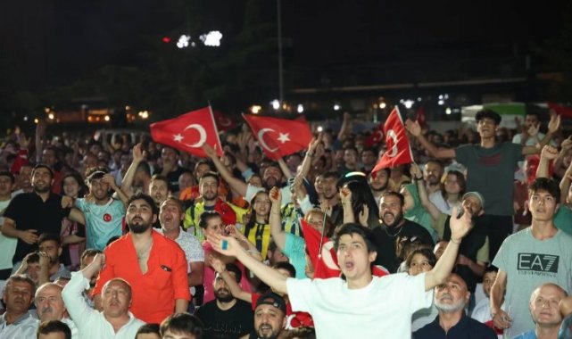 Gebze'de meydanda Milli Takım coşkusu