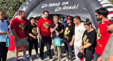 Gemlik'te şampiyonlardan "Halkla Bilek Güreşi"