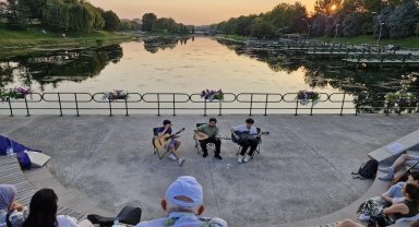 Gençlerden açık sahnede muhteşem performans