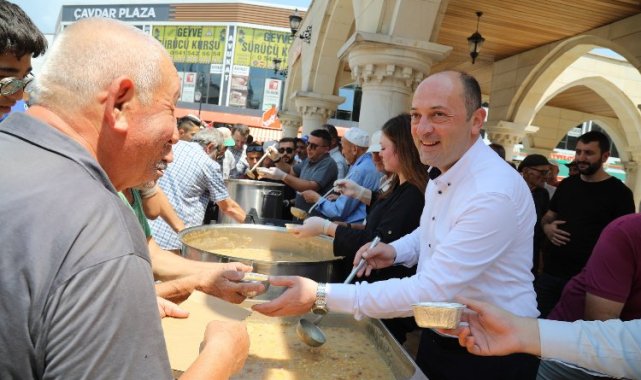 Geyve'de binlerce kişiye aşure ikramı