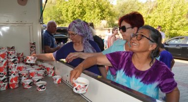 Güzelbahçe'de aşure kazanı kaynadı