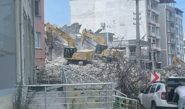 Hatay'da riskli binaların yıkımı devam ediyor