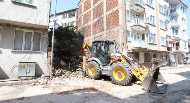 İnegöl'de metruk binalar tek tek yıkılıyor