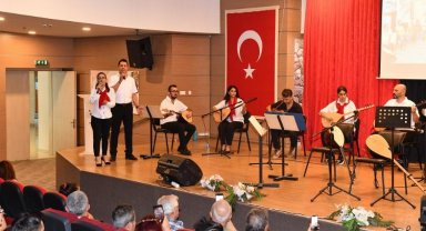 İzmir Çiğli'de bağlama kursiyerlerinden eşsiz konser