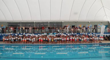 İzmit Belediyesi ile yüzme öğrenen minik yüzücüler sertifikalarını aldı