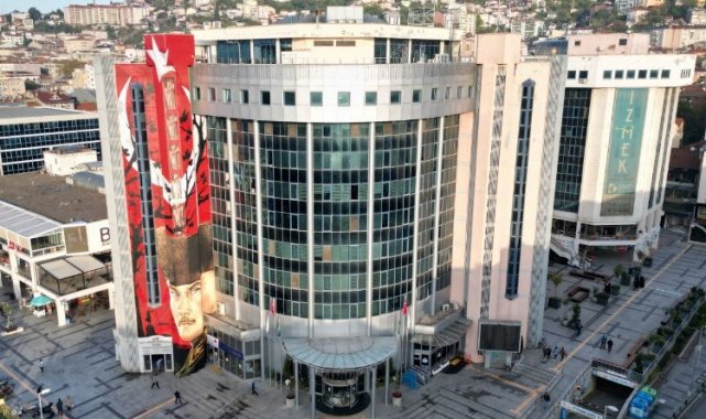 İzmit'te kaldırım işgali yapan spotçulara mühürleme uyarısı