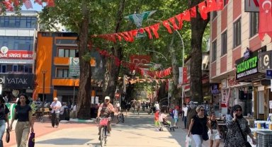 İznik'in en işlek çarşısı hizmet vermeye devam ediyor