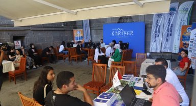 KAYMEK üniversite adaylarının elinden tutuyor