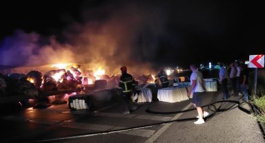 Kırcasalih yakınlarındaki kazada pamuk yüklü TIR yandı
