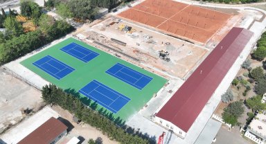 Kocaeli'de Tenis Merkezi'nde balon kortlar boyandı