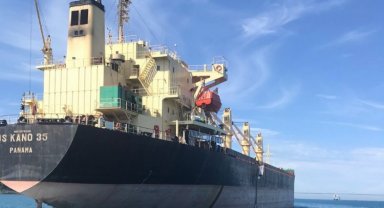 Kuru yük gemisi İstanbul Boğazı'nd arıza yaptı! Karaya sürüklendi