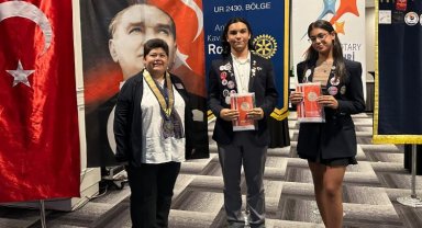 Lise öğrencisi iki genç Brezilya yolcusu