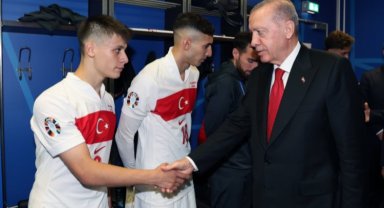 Milli futbolcuları soyunma odasında ziyaret etti