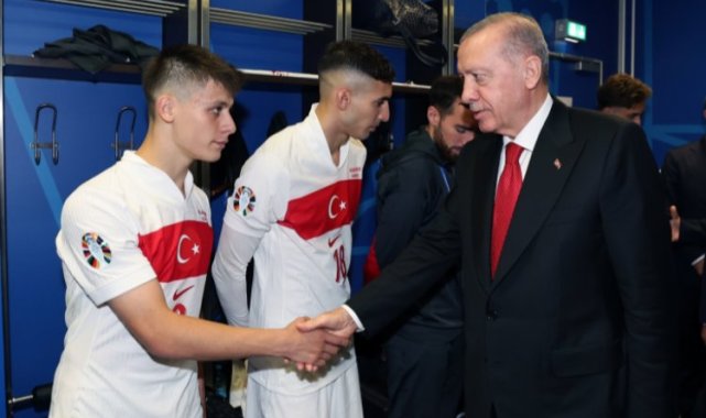 Milli futbolcuları soyunma odasında ziyaret etti