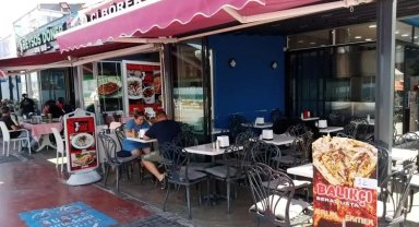 Mudanya sahilinde balık ekmek ilgi odağı oluyor