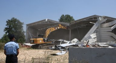 Nilüfer Tahtalı'da iki kaçak yapıya daha balyoz