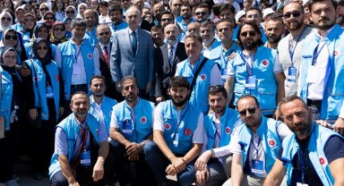 Numan Kurtulmuş gençleri Meclis'te ağırladı