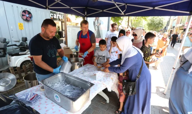 Odunpazarı Belediyesi'nden vatandaşlara aşure ikramı