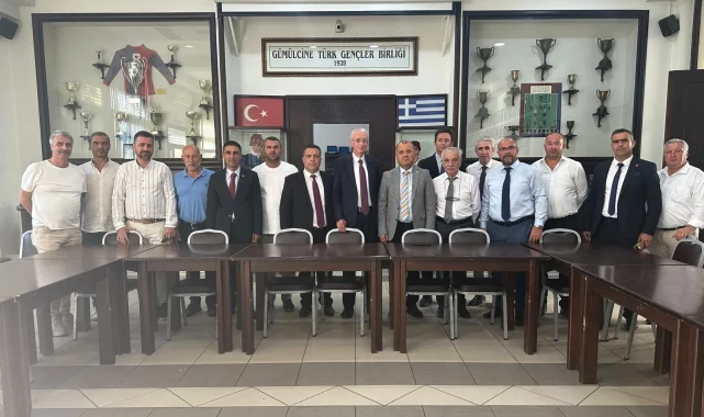 Özcan ve beraberindeki heyet Dr. Sadık Ahmet'in anma törenine katıldı