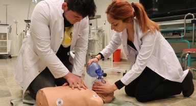 Sağlık teknikerleri sektörün iş yükünü hafifletiyor