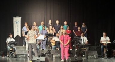 Sağlıkçılar vefa gecesinde coştu