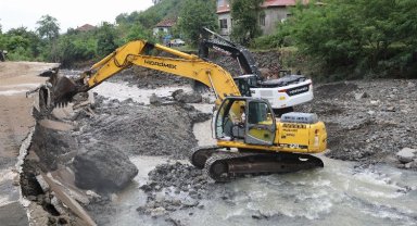 Sel felaketinin izleri siliniyor
