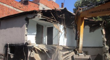 Tehlike saçan metruk binalar yıkılıyor