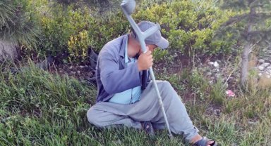 Topladığı paraları koltuk değneğine zulaladı