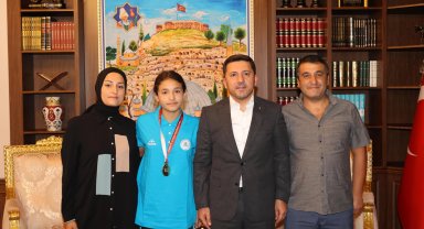 Türkiye Şampiyonu Kılıç'tan Belediye Başkanı Arı'ya ziyaret