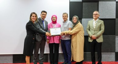 Vali Aygöl başarılı öğrencileri tebrik etti.