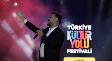 Van'da binlerce kişi Alişan'la halay çekti