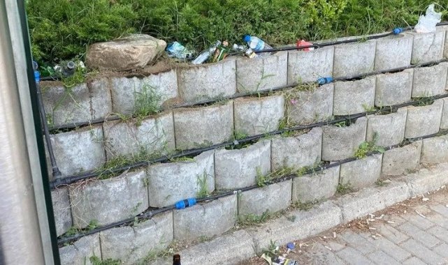 Vatandaş çöp konteyneri olmayan duraktan şikayetçi