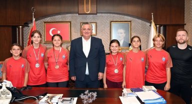 Yalovalı başarılı güreşçilerden Başkan Gürel'e ziyaret