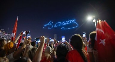 500 dron Körfez'de görsel şölen yaşattı