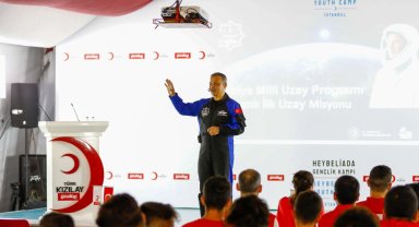 Astronot Gezeravcı depremzede öğrencilere ilham oldu