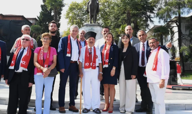 Atatürk'ün Cumhurbaşkanı olarak Bursa'ya gelişinin 100. yılı anısına çelenk sunumu yapıldı