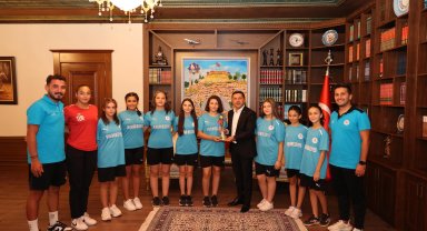 Başkan Arı başarılı sporcuları ödüllendirdi