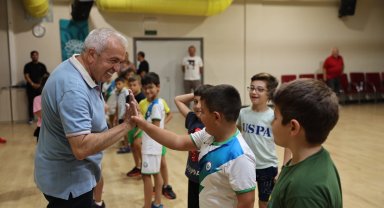 Başkan Şadi Özdemir, çocuklarla spor yaptı