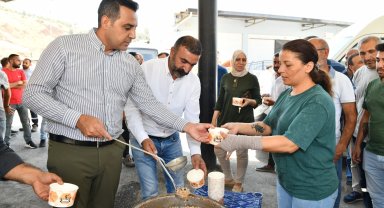 Başkan Yıldız'dan personele aşure ikramı