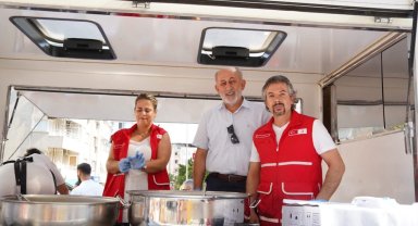 Bayraklı Kızılay Şubesi aşure etkinliği düzenledi