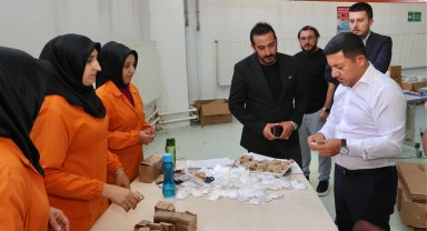 Belediye Başkanı Arı, Nissa Buklet Fabrikası'nda incelemelerde bulundu